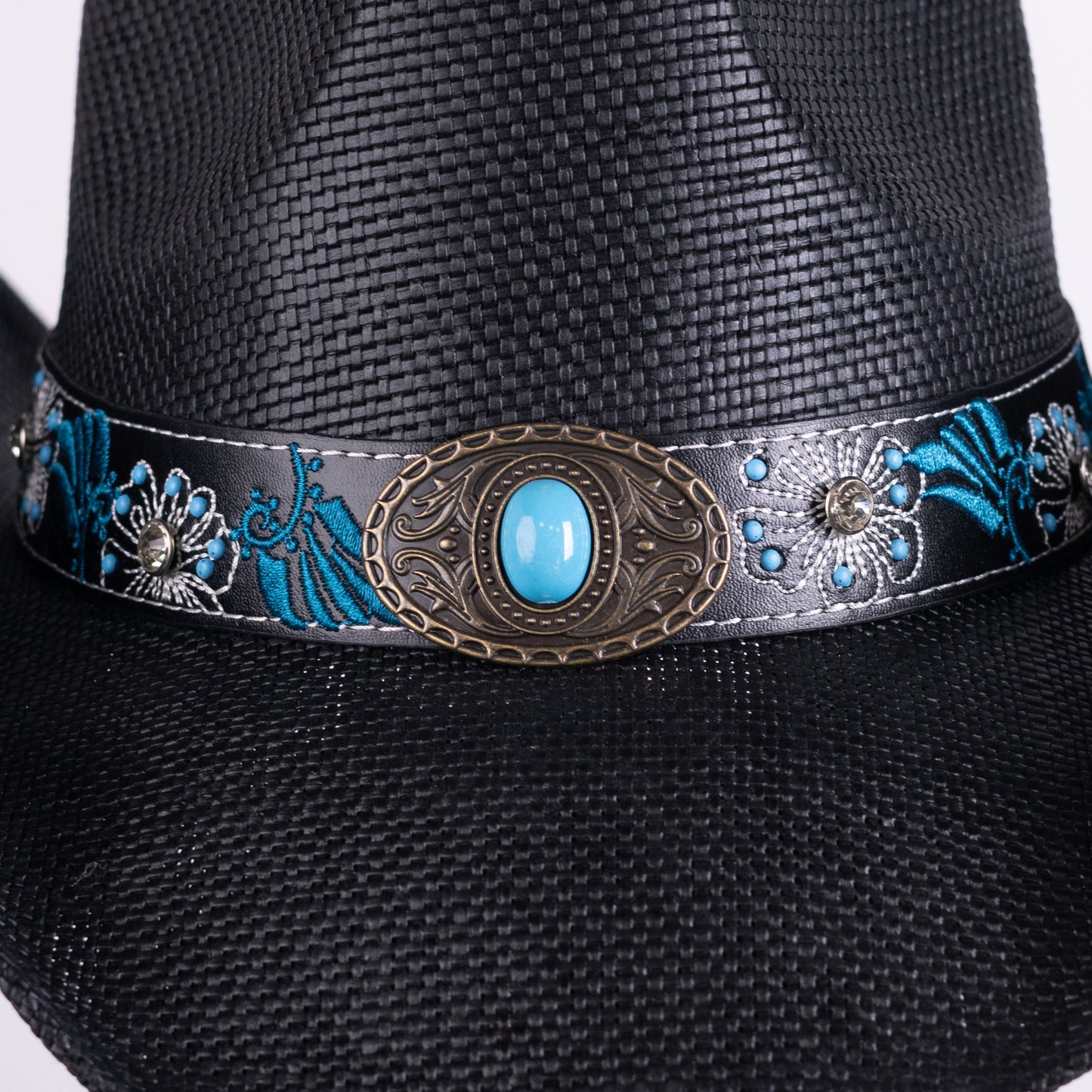 Sombrero negro con decoración y detalles azules