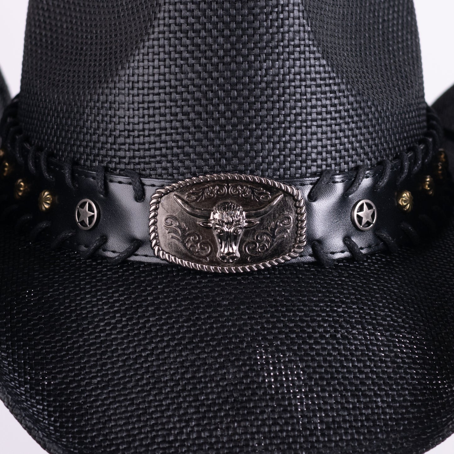 Sombrero negro con hebilla de toro