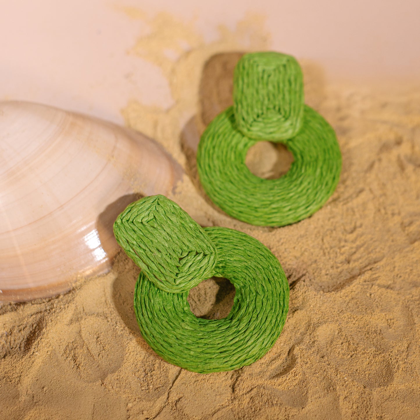 Aretes colgantes de ratán