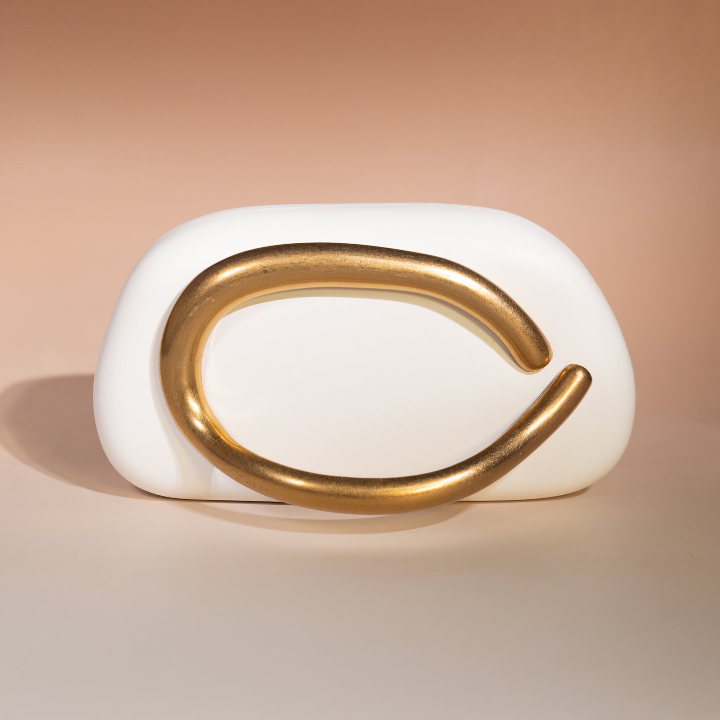 Bolso con cierre dorado