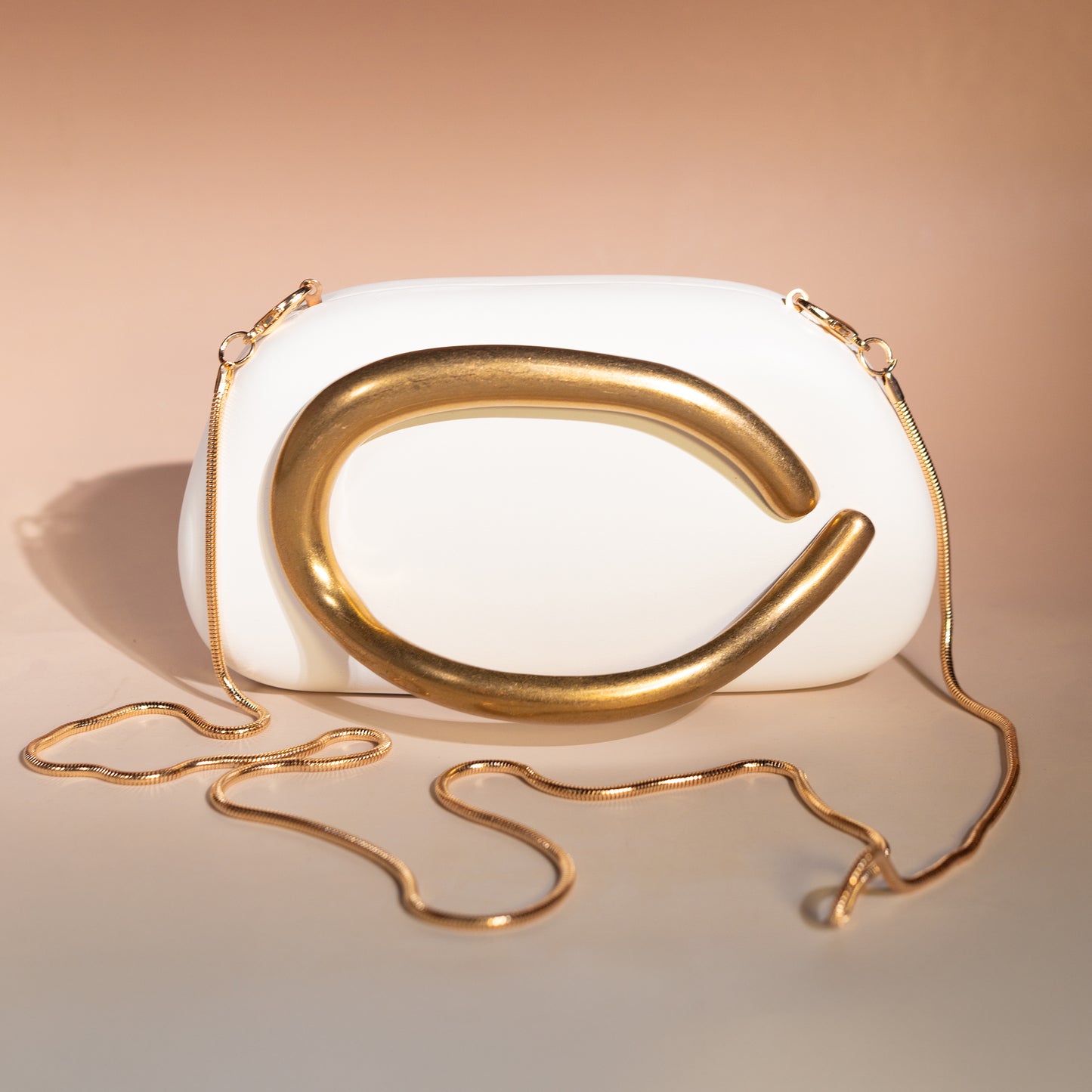 Bolso con cierre dorado
