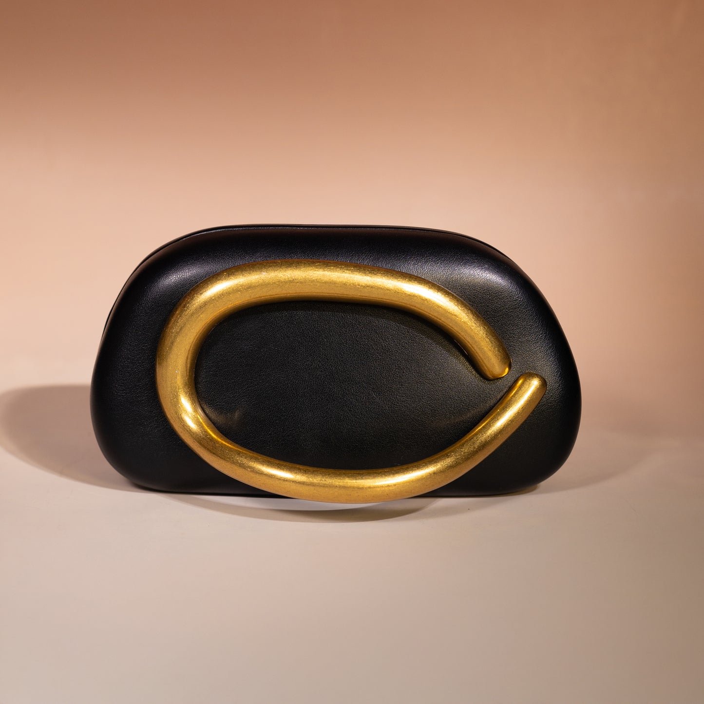 Bolso con cierre dorado