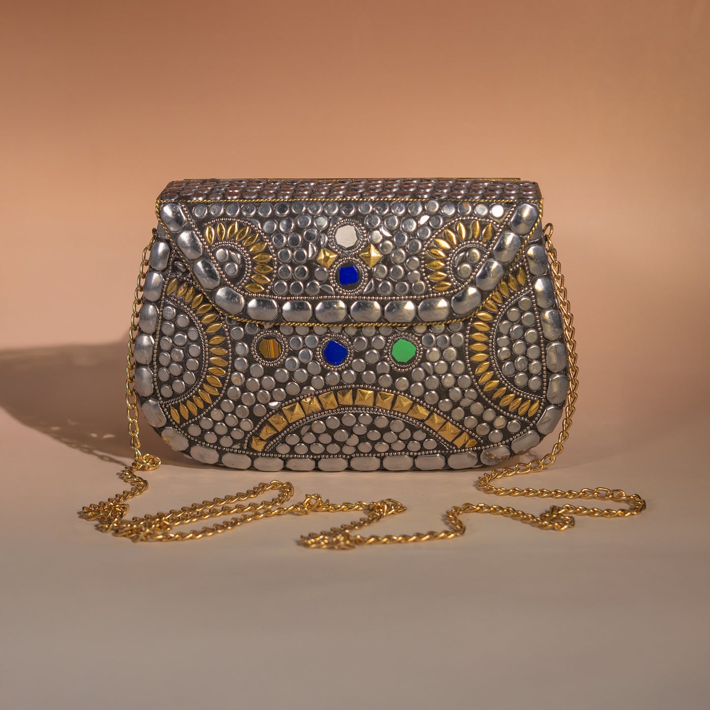 Bolso plateado estilo mosaico