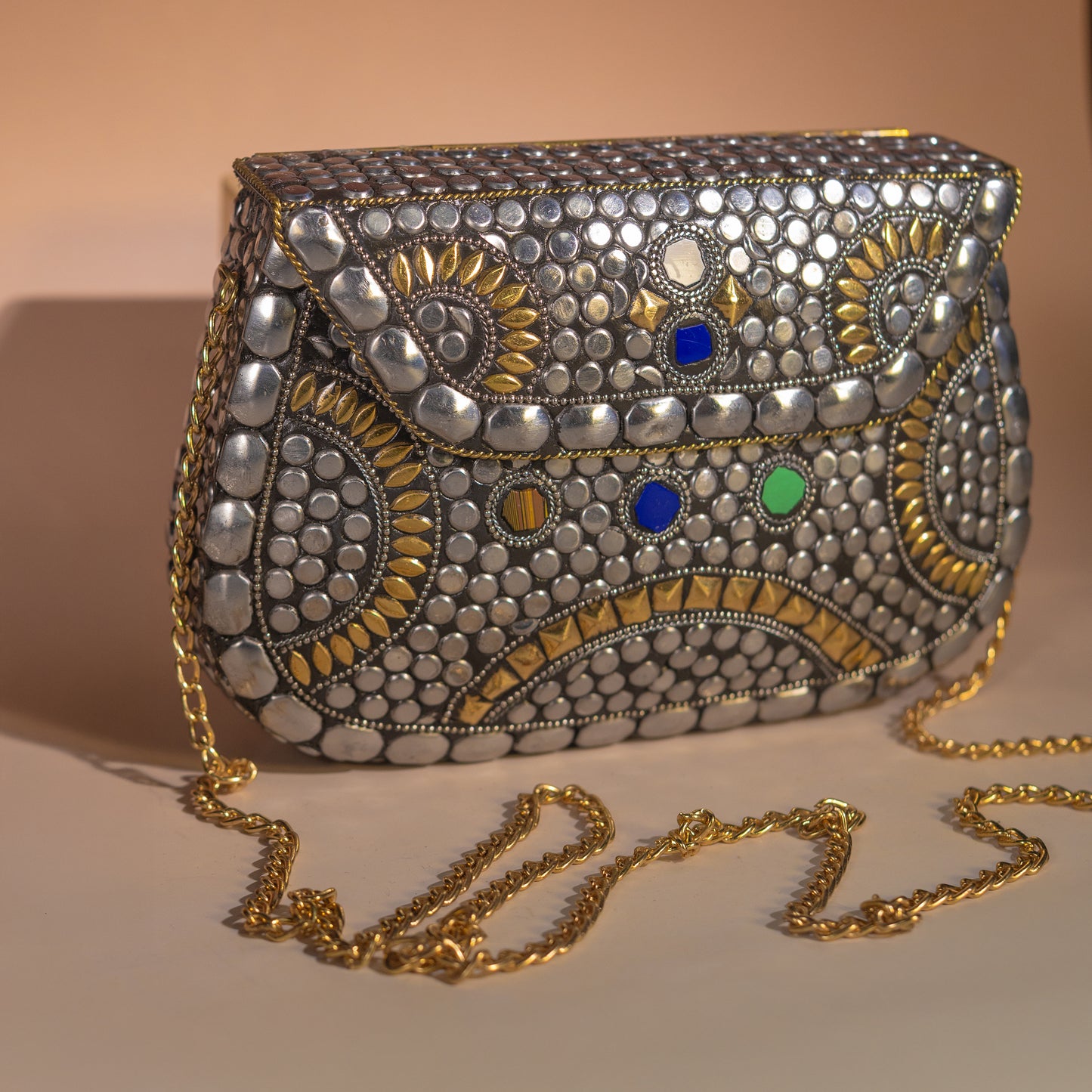 Bolso plateado estilo mosaico
