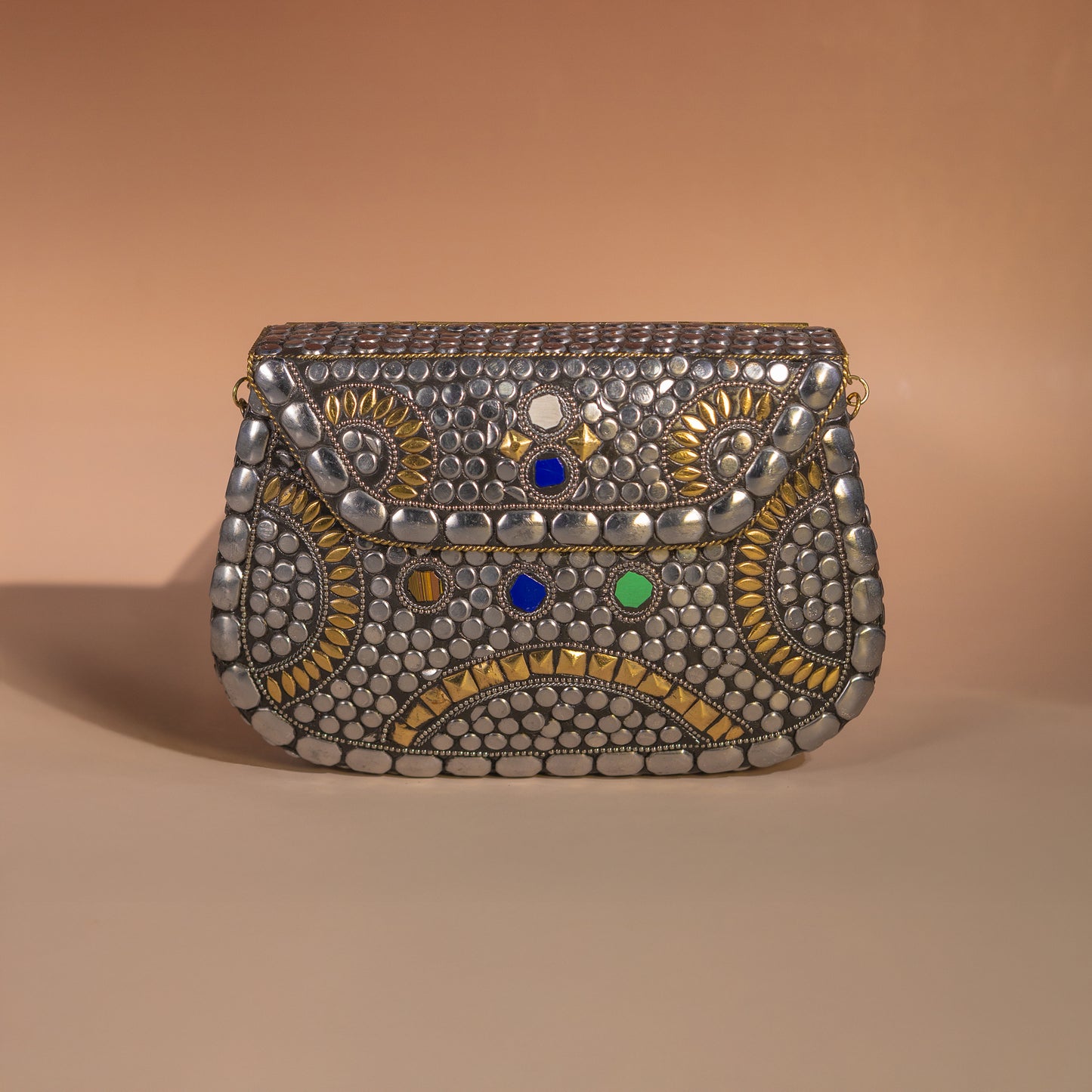 Bolso plateado estilo mosaico