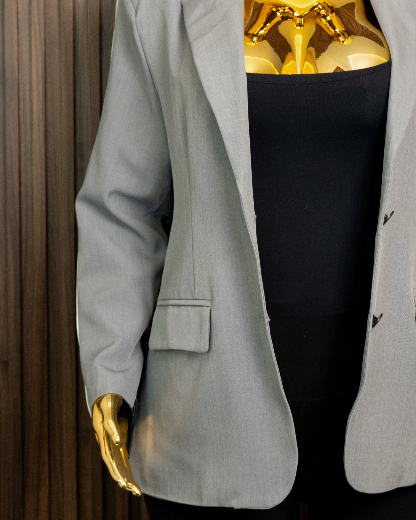 Blazer gris con espalda negra