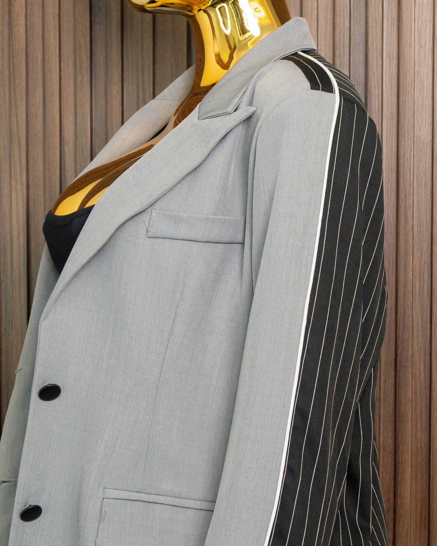 Blazer gris con espalda negra