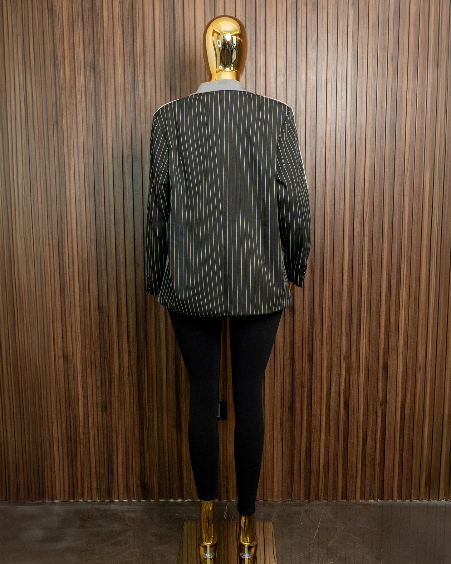 Blazer gris con espalda negra