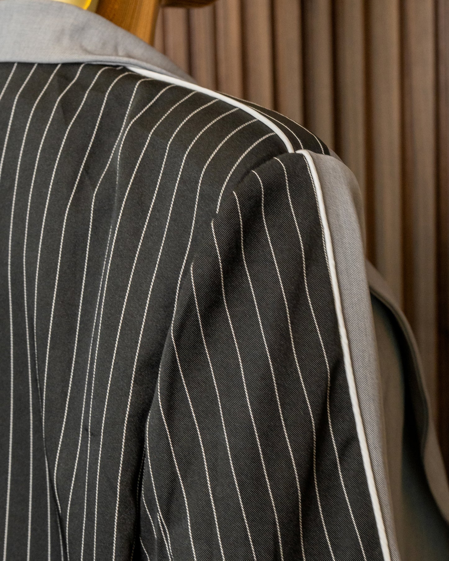 Blazer gris con espalda negra