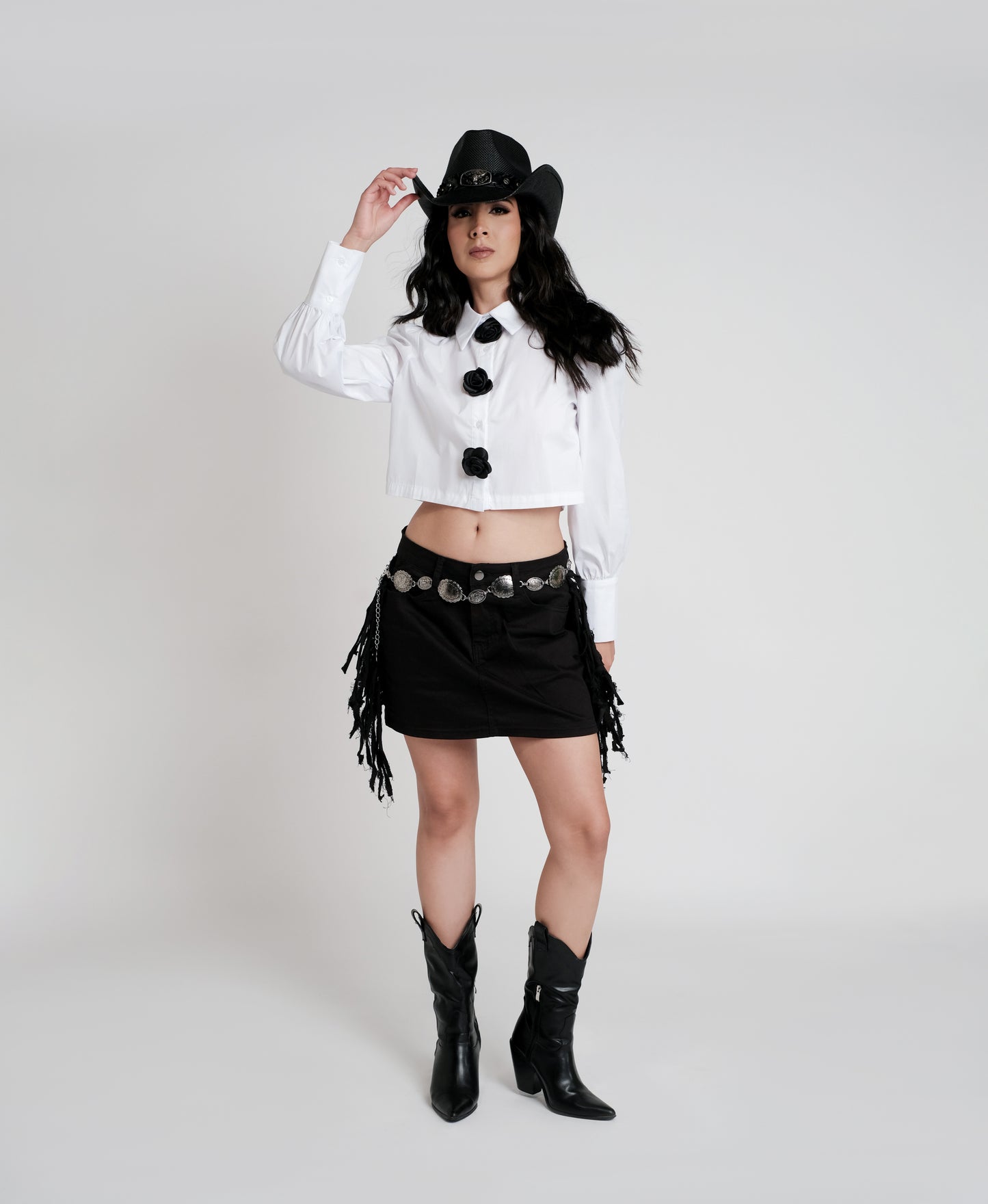 Camisa de vestir con detalle flores negras