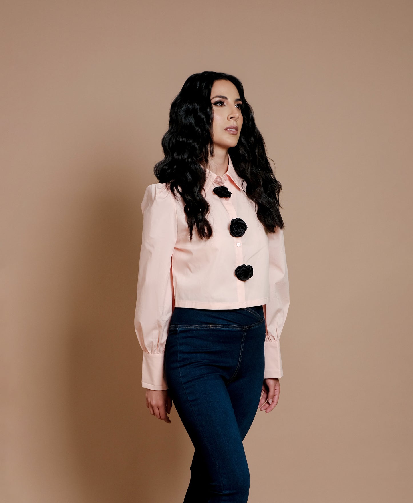 Camisa de vestir con detalle flores negras