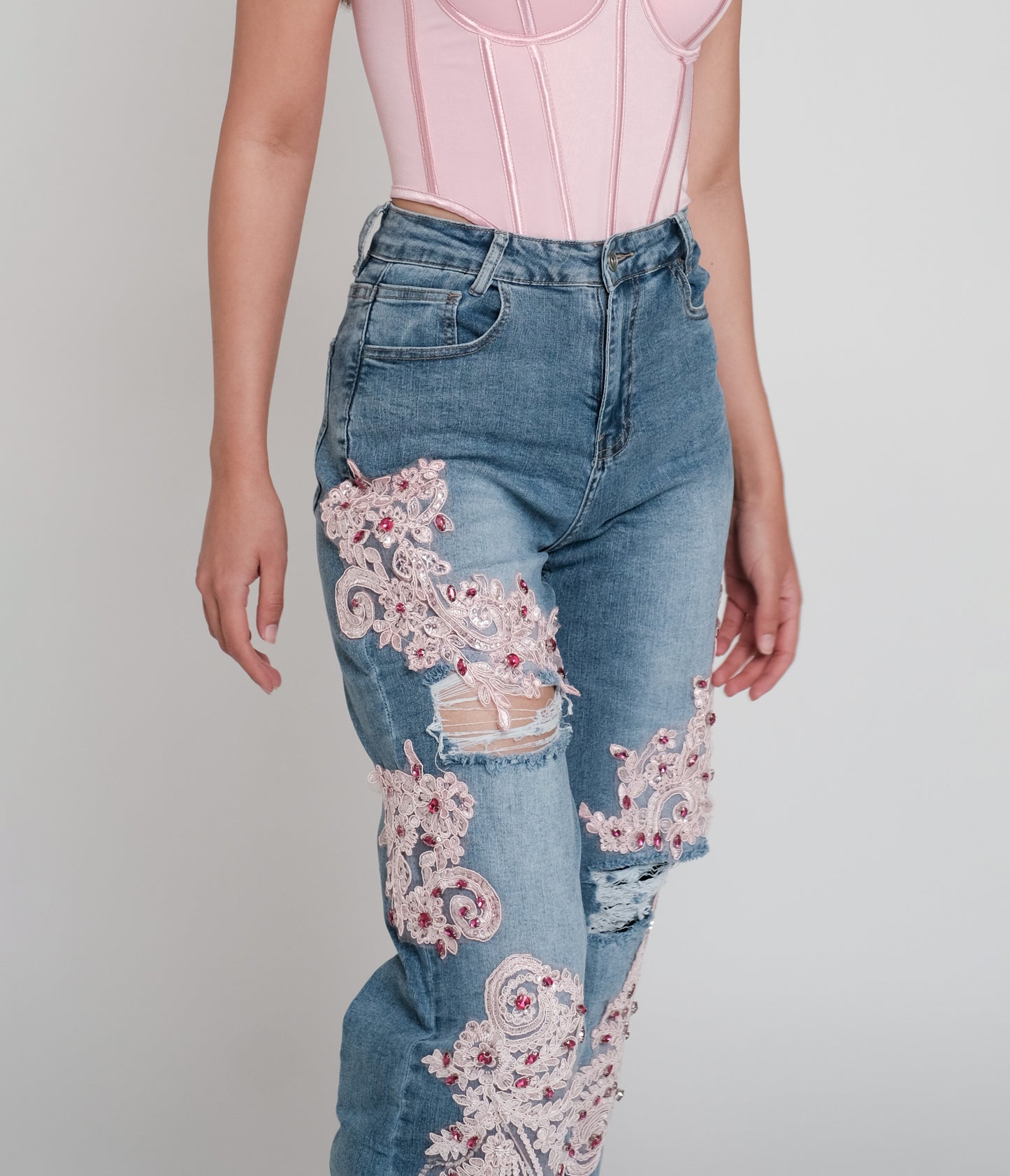 Jeans con detalle bordado
