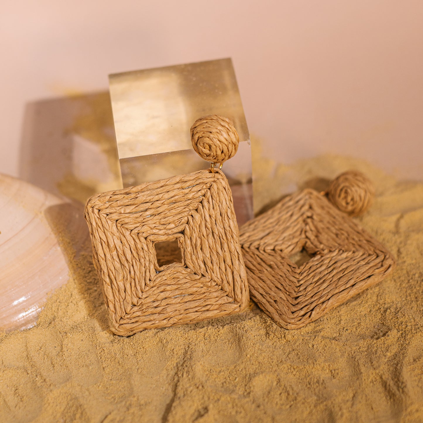 Aretes cuadrados de ratán