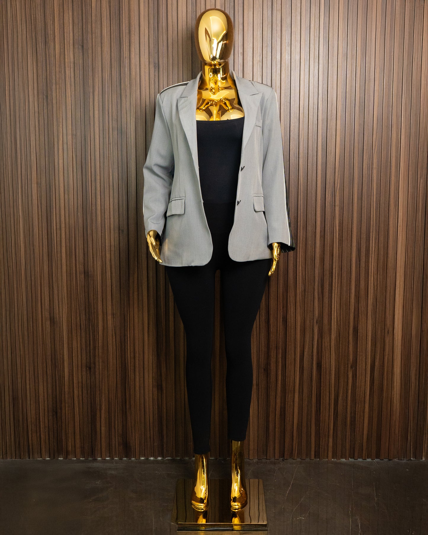 Blazer gris con espalda negra