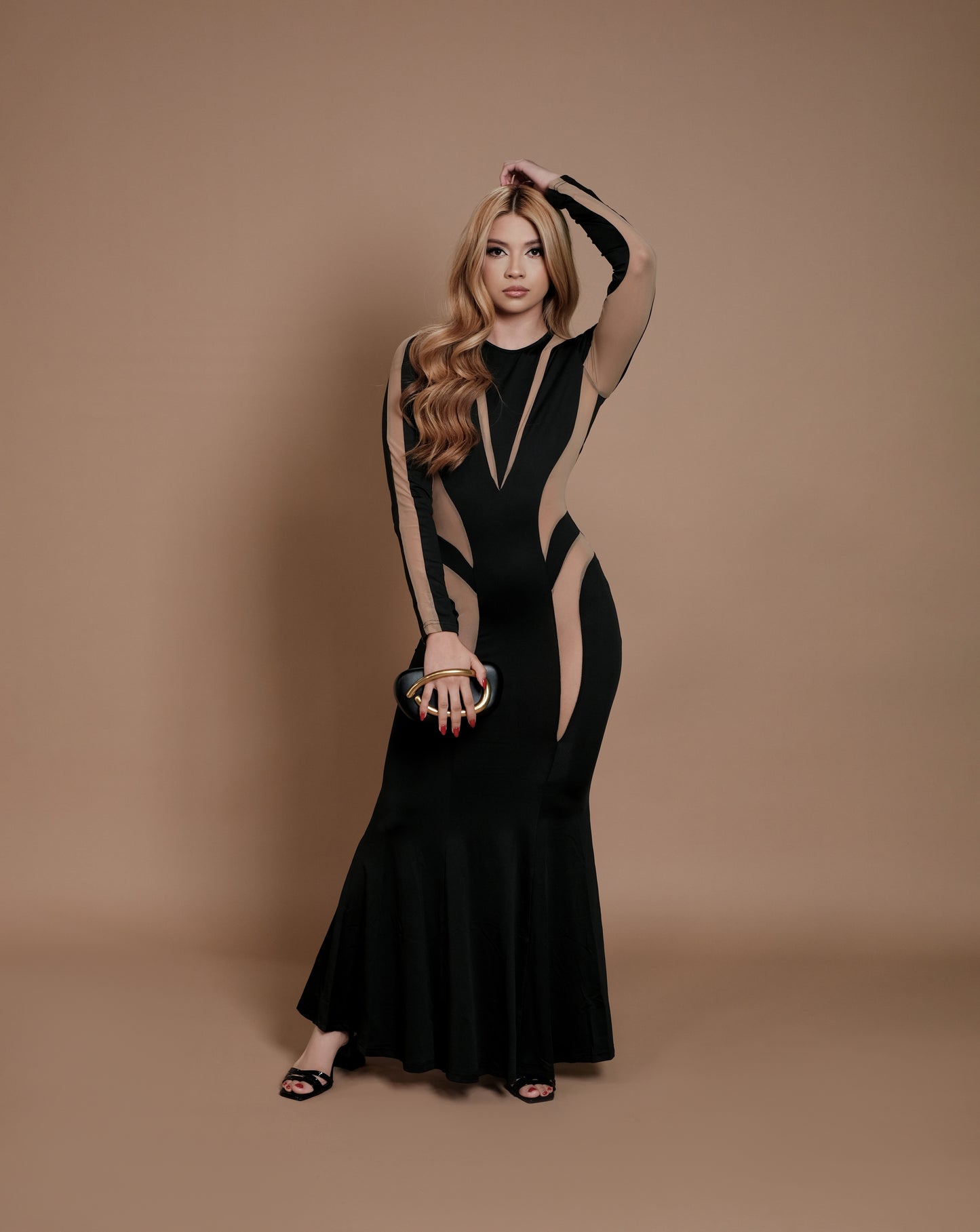 Vestido negro con transparencias
